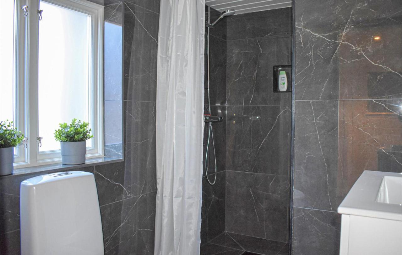 2 Bedroom Amazing Home In Fjaelkinge Luaran gambar